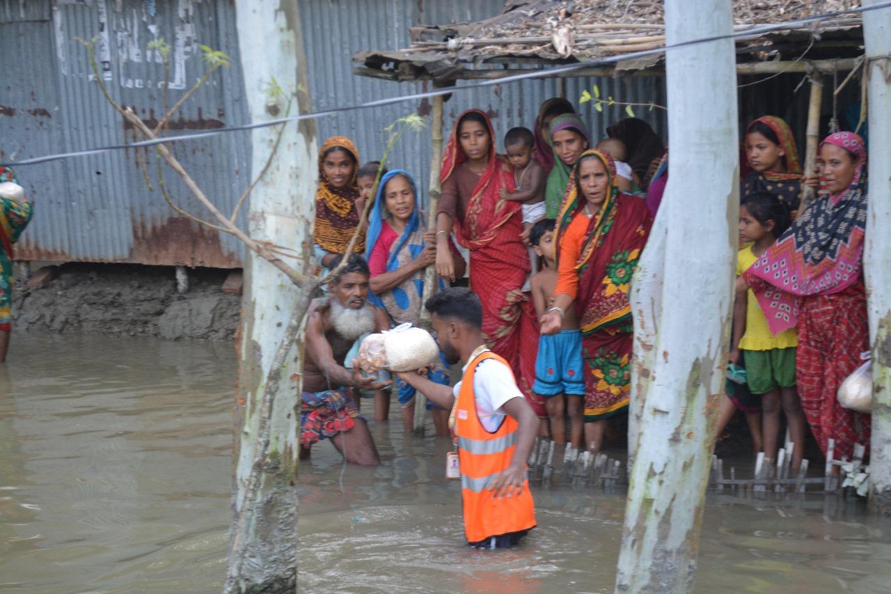 বন্যাদুর্গত গ্রামে ঘরে ঘরে ত্রাণ বিতরণ