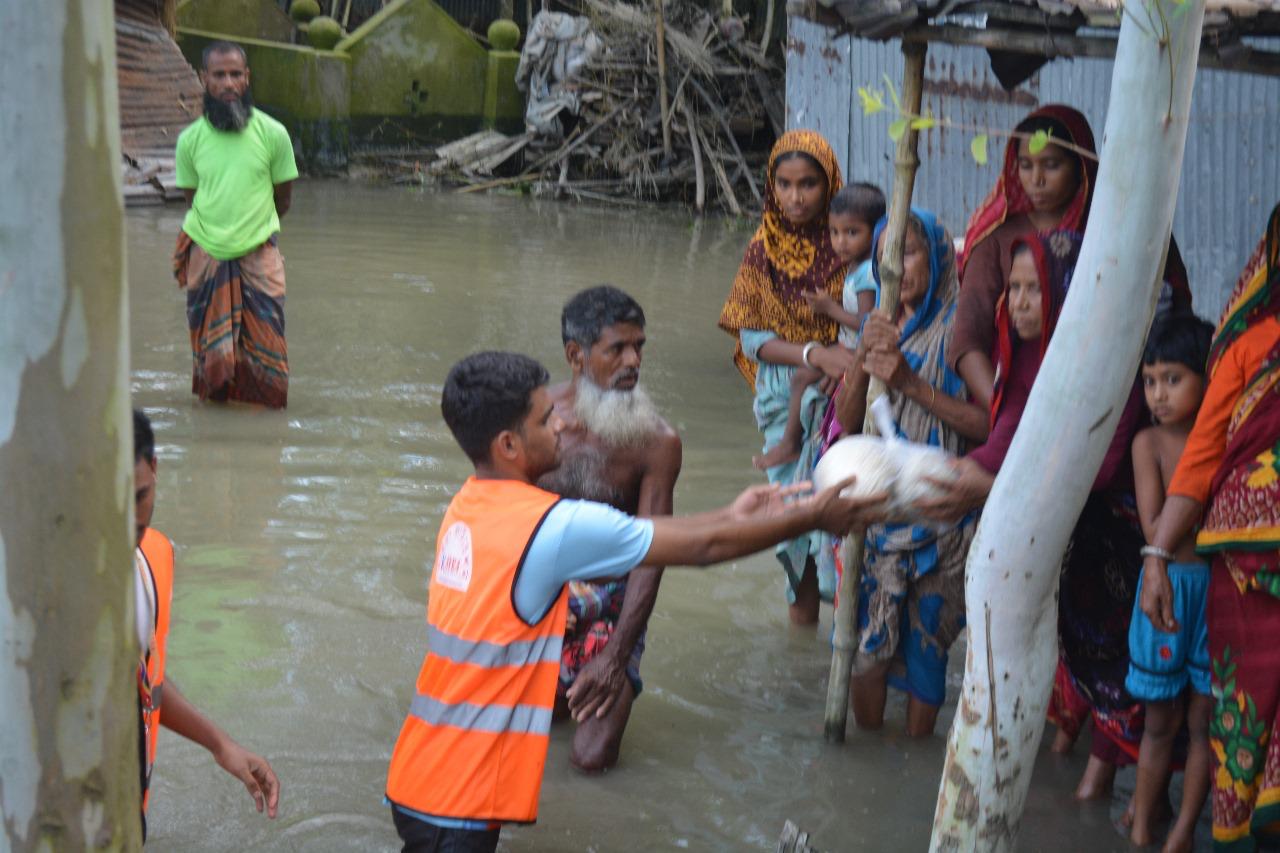 অসহায় পরিবারের হাতে সরাসরি খাদ্য সহায়তা